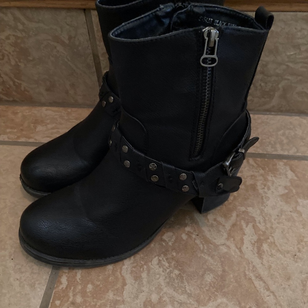 Sexy, black biker-look, angle boots with 3” stacked heel